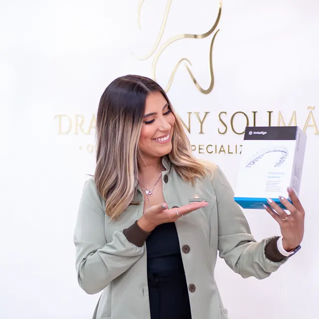 Dra. Tiffany apresentando o Invisalign
