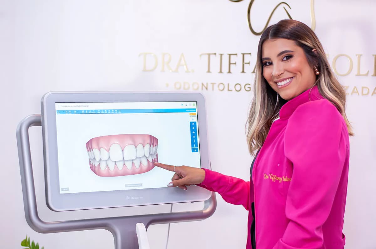 Dra. Tiffany apresentando o planejamento digital do sorriso na tela do scanner intraoral