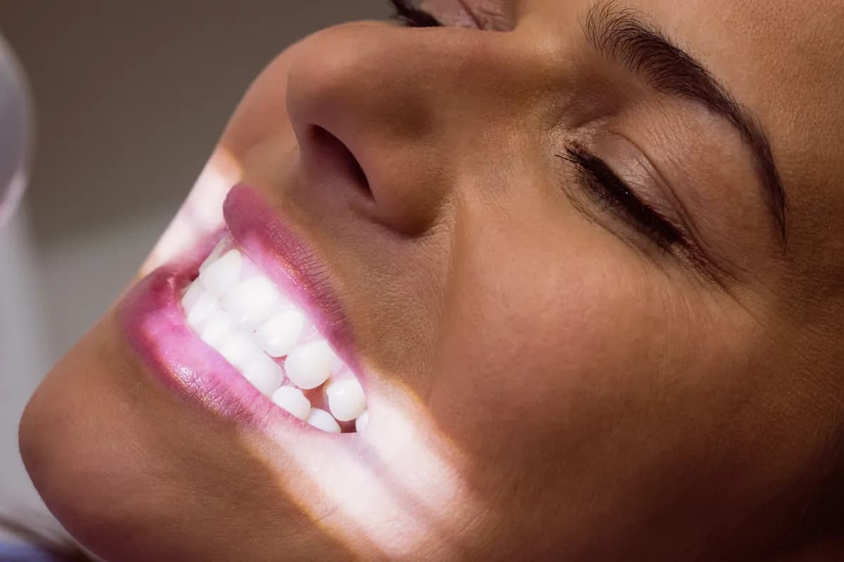 Close de sorriso com contorno gengival harmônico