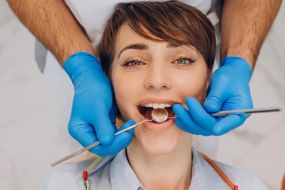 Paciente durante limpeza dental profissional no consultório